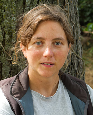 Louise, ingénieure agronome, participe à la production de légumes et semences.